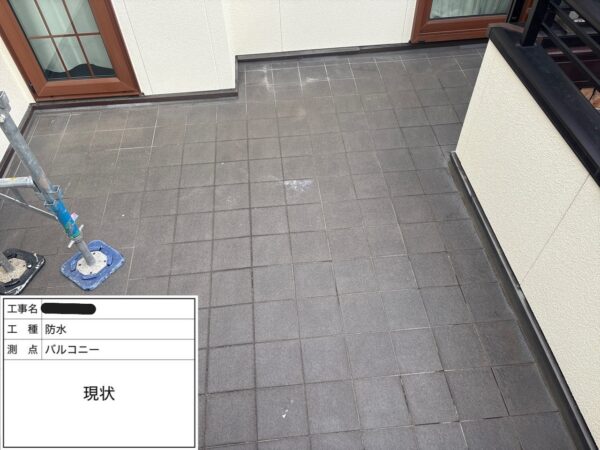 神戸市にて雨漏り修理〈ベランダひび割れからの雨漏り〉の施工前写真