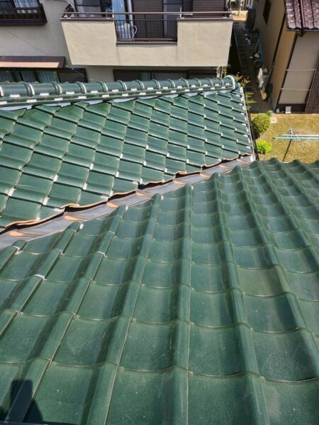 神戸市にて雨漏り修理・屋根修理〈雨漏りによる葺き替え工事〉の施工前写真