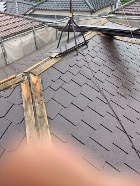 神戸市にて雨漏り修理・屋根修理〈棟板金からの雨漏り〉の施工前写真