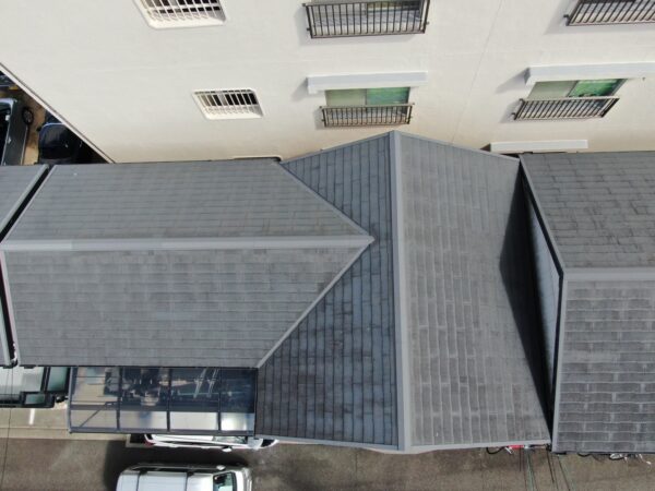 神戸市にて屋根雨漏り修理〈ひび割れたコロニアルNEO〉の施工前写真