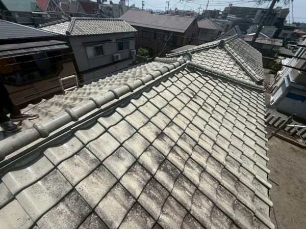 神戸市にて瓦屋根雨漏り修理〈スーパーガルテクトへ葺き替え〉の施工前写真