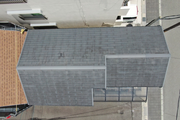 神戸市にて雨漏り予防の屋根修理〈スーパーガルテクトへのカバー工法〉の施工前写真
